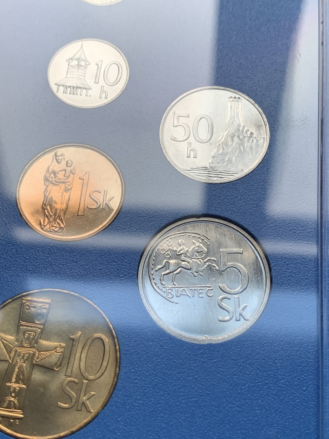 《竞宝斋》第76场-本周日，周一2场连拍（全场不限金额包邮） 原包装斯洛伐克1994年7枚套币带纪念章一枚