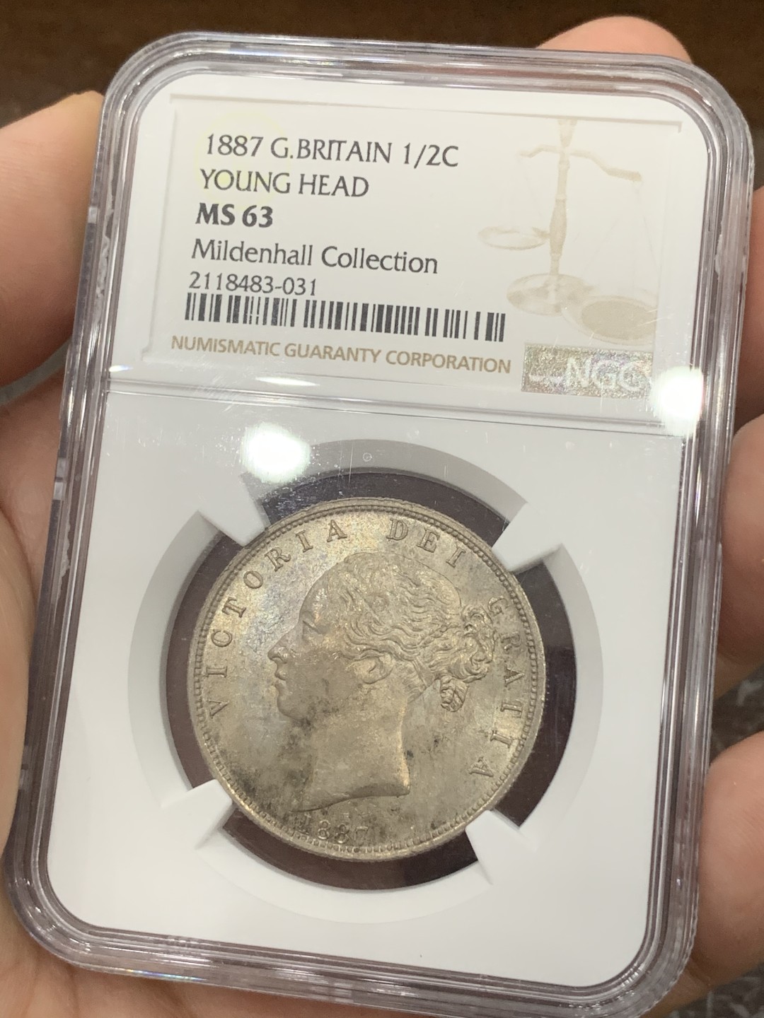 《竞宝斋》第76场-本周日，周一2场连拍（全场不限金额包邮） NGC-MS63 英国 1887年 小维半克朗 与常见的老维头像不同，该枚作为小维头像关门年，其珍惜性不是普通年份可比的。该枚钱币细节完好，包浆自然，是收藏与把玩的不错选择。