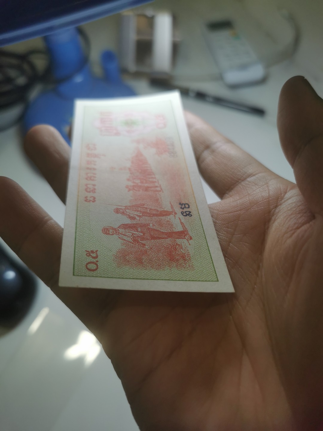 17.【鲸贝乐淘★道德经】“不见可欲，使民心不乱”号拍卖 【中国代印★柬埔寨🇰🇭】1975年0.5瑞尔，筋票，有中折如图AUNC