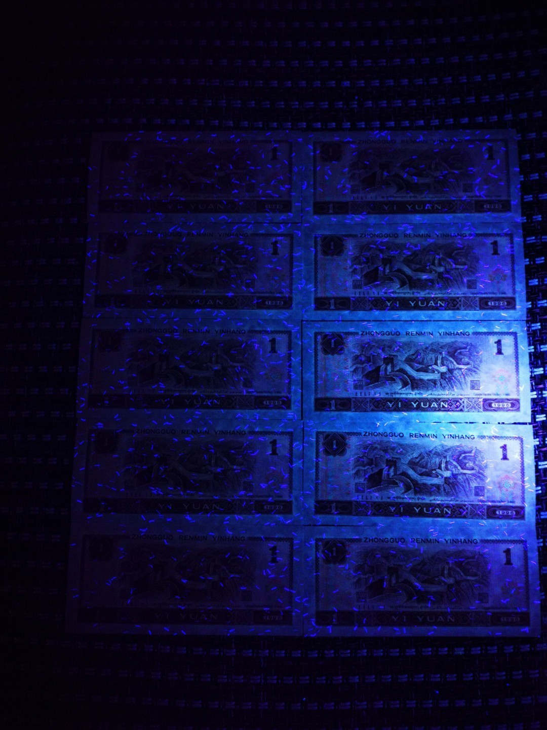  千家小金拍！yo最新流水6905！ 高端超密絲！顶级高密丝！浮水印双标！钱坤评级高分，新流水YO6905单张完美高分一组，带超密丝四张！高密丝是极其接近于超密丝的顶级货！评级前拍的裸币图就是這一組，密不密一看便知！  千家小金拍！yo69053681！ 高端超密絲！浮水印双标！钱坤评级67分，新流水YO6905评级前拍的裸币图就是這一組，密不密一看便知！