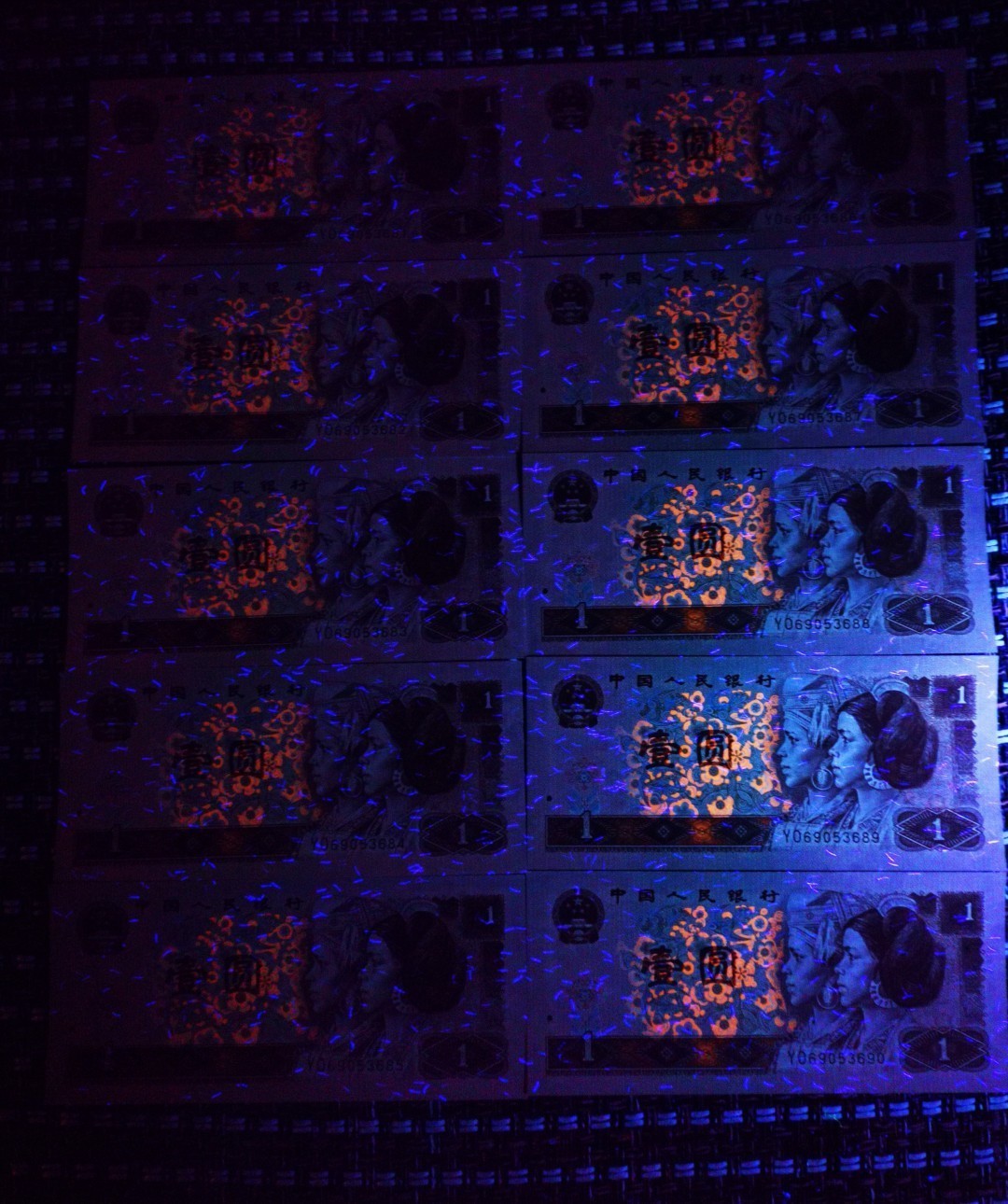  千家小金拍！yo最新流水6905！ 高端超密絲！顶级高密丝！浮水印双标！钱坤评级高分，新流水YO6905单张完美高分一组，带超密丝四张！高密丝是极其接近于超密丝的顶级货！评级前拍的裸币图就是這一組，密不密一看便知！  千家小金拍！yo69053681！ 高端超密絲！浮水印双标！钱坤评级67分，新流水YO6905评级前拍的裸币图就是這一組，密不密一看便知！