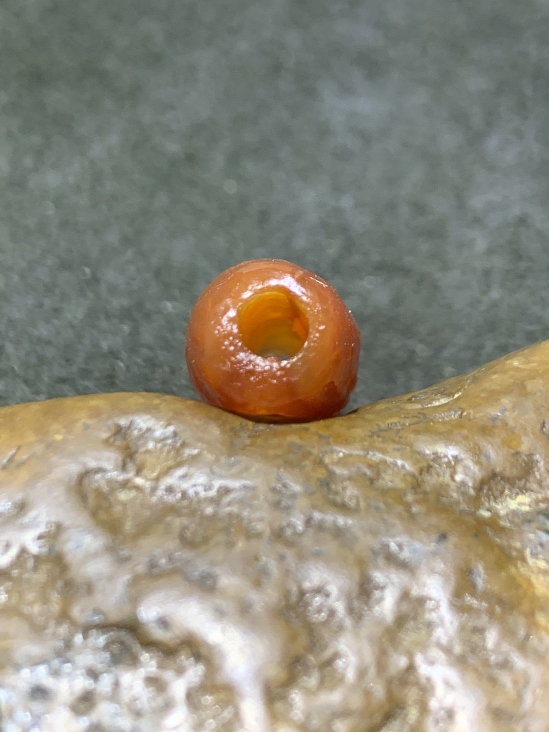 精美高玉化仿古风化纹玛瑙晶洞桶珠一颗 
