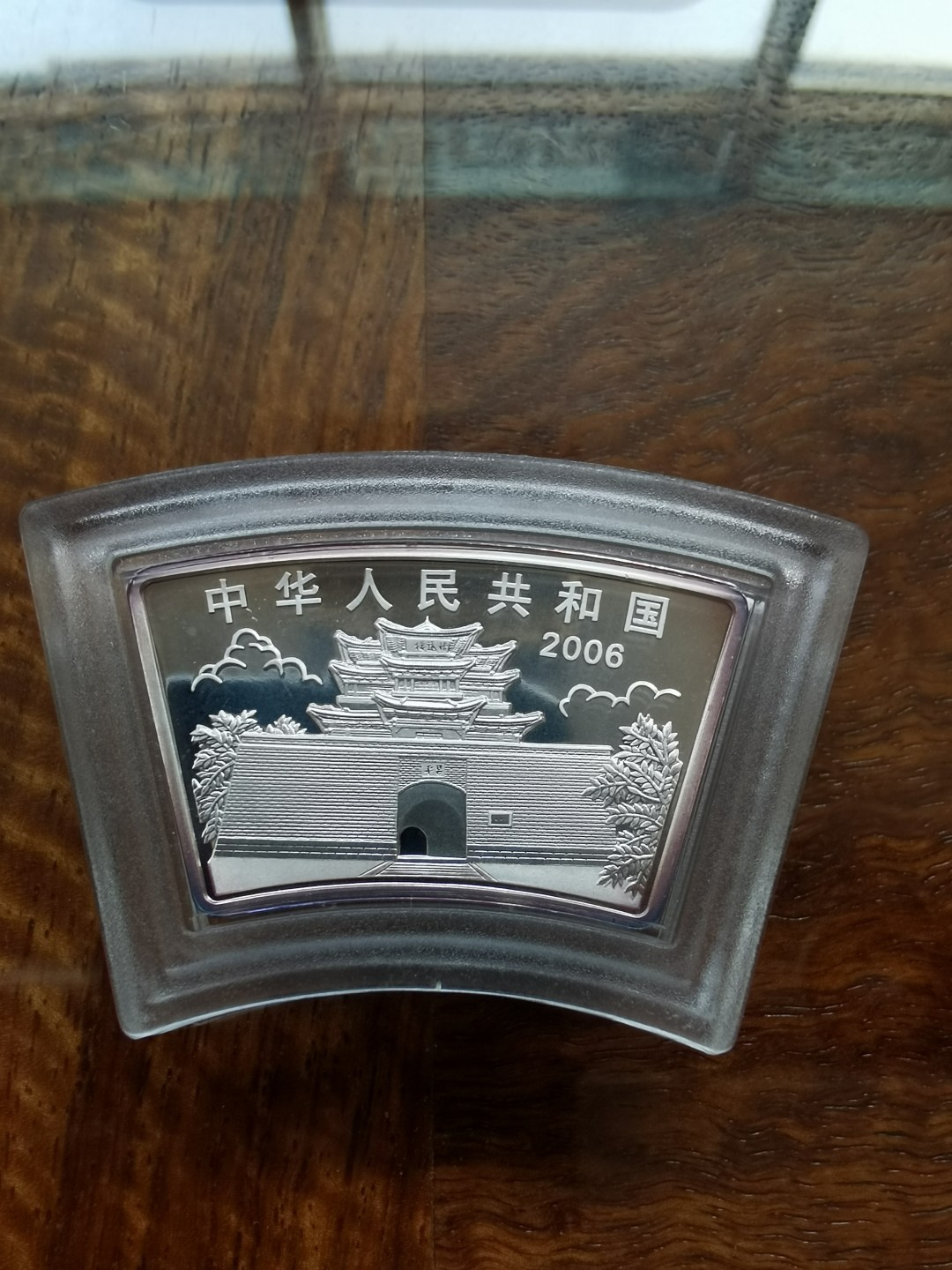 200年一盎司扇形狗年生肖纪念银币，原盒原证，边有轻微氧化发红。