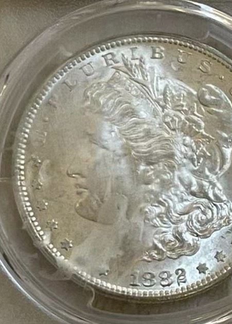 【麦克币章收藏】拍卖第二期 美国1882S 摩根银币PGCS Ms63，实物拍摄，外盒有点白色的印痕