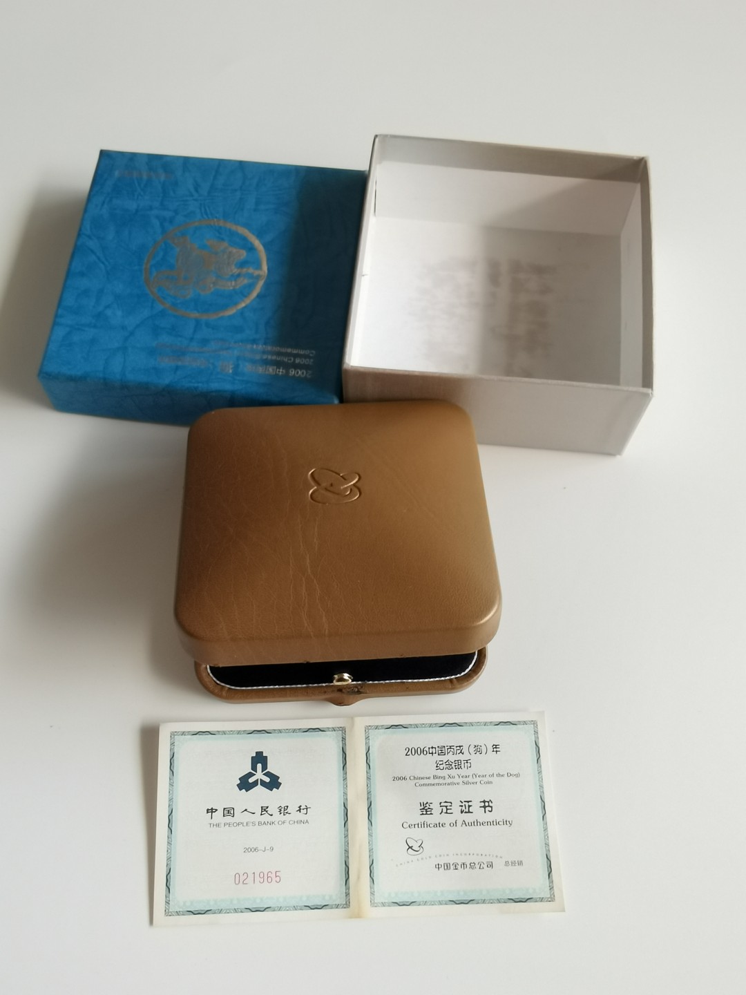 200年一盎司扇形狗年生肖纪念银币，原盒原证，边有轻微氧化发红。
