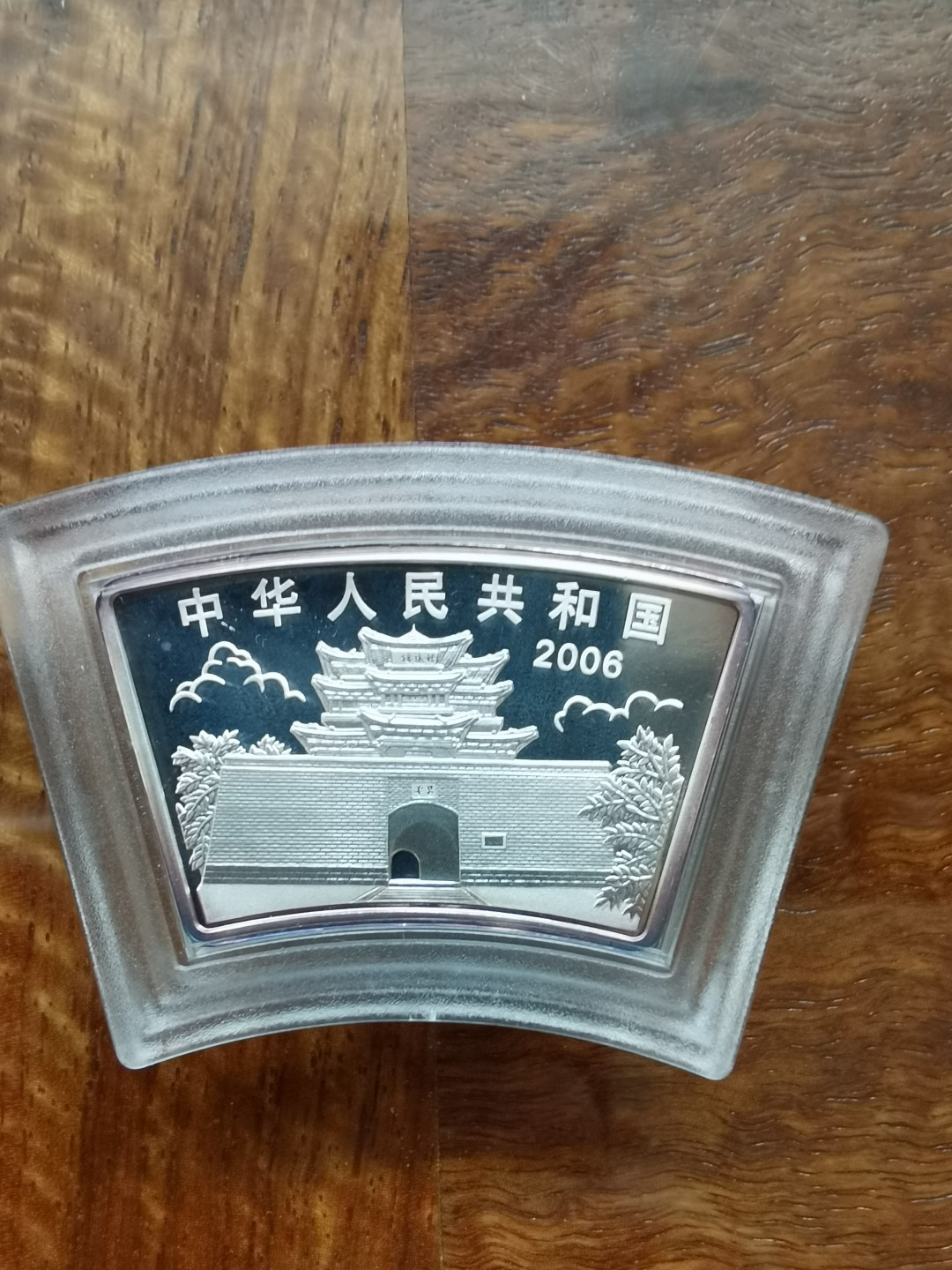 200年一盎司扇形狗年生肖纪念银币，原盒原证，边有轻微氧化发红。