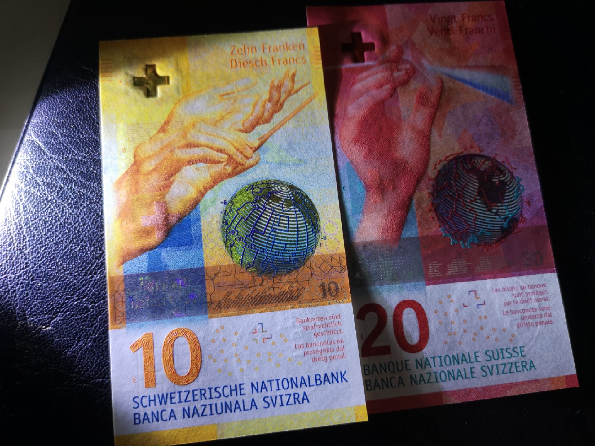 《外钞收藏家》第一百九十期 瑞士最新版10、20法郎 全新UNC  两张一起