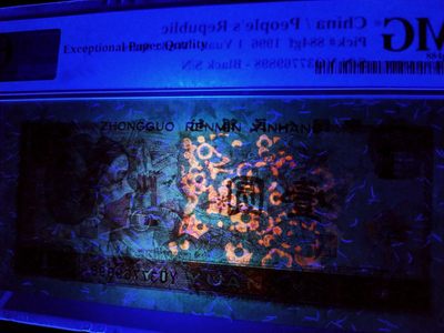 防伪荧光丝龙头始祖961超高密丝YO37769898，PMG荧光版别884gf ，66E，稀有靓号对子77尾8，9898循环号，灯下无斑。 她有着满版斜横走向耀眼的短直丝，分为四个级别: 多丝/中密丝/高密丝/超密丝，仅存于YO冠34567数字开头的个别流水中， 是四版非常稀缺的版别、试验钞，品种/版别/荧光大全套不可或缺的纸币珍藏品。