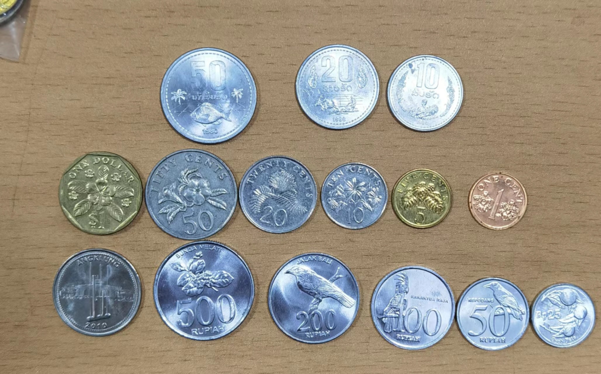北京马甸外国钱币专卖微拍第八十一期，非贵金属流通币，纪念币专场，陆续上新，欢迎关注 老挝，新加坡，印尼全新三套