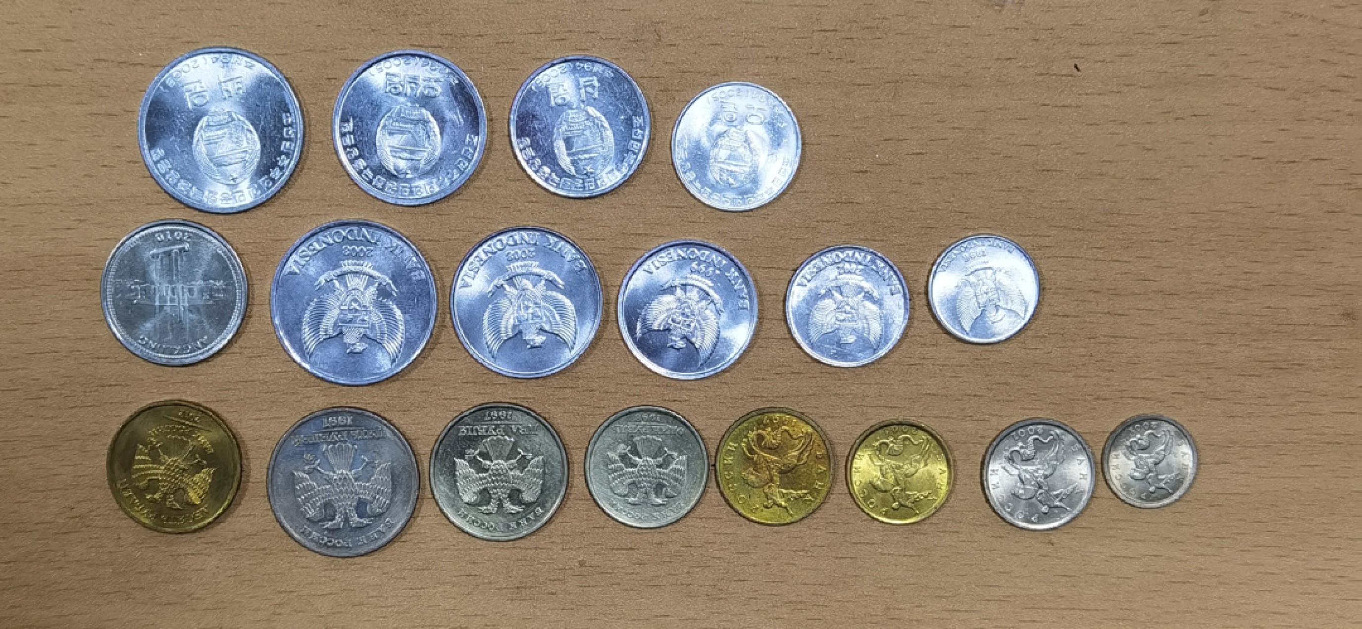 北京马甸外国钱币专卖微拍第八十一期，非贵金属流通币，纪念币专场，陆续上新，欢迎关注 原光好品：印尼，朝鲜，俄罗斯