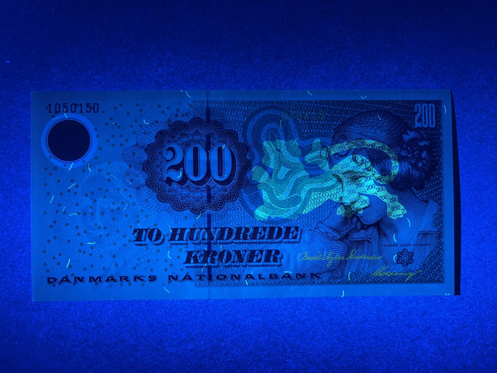 《张总收藏》65期——外币盛宴 丹麦200克朗 UNC 2004年浮雕版