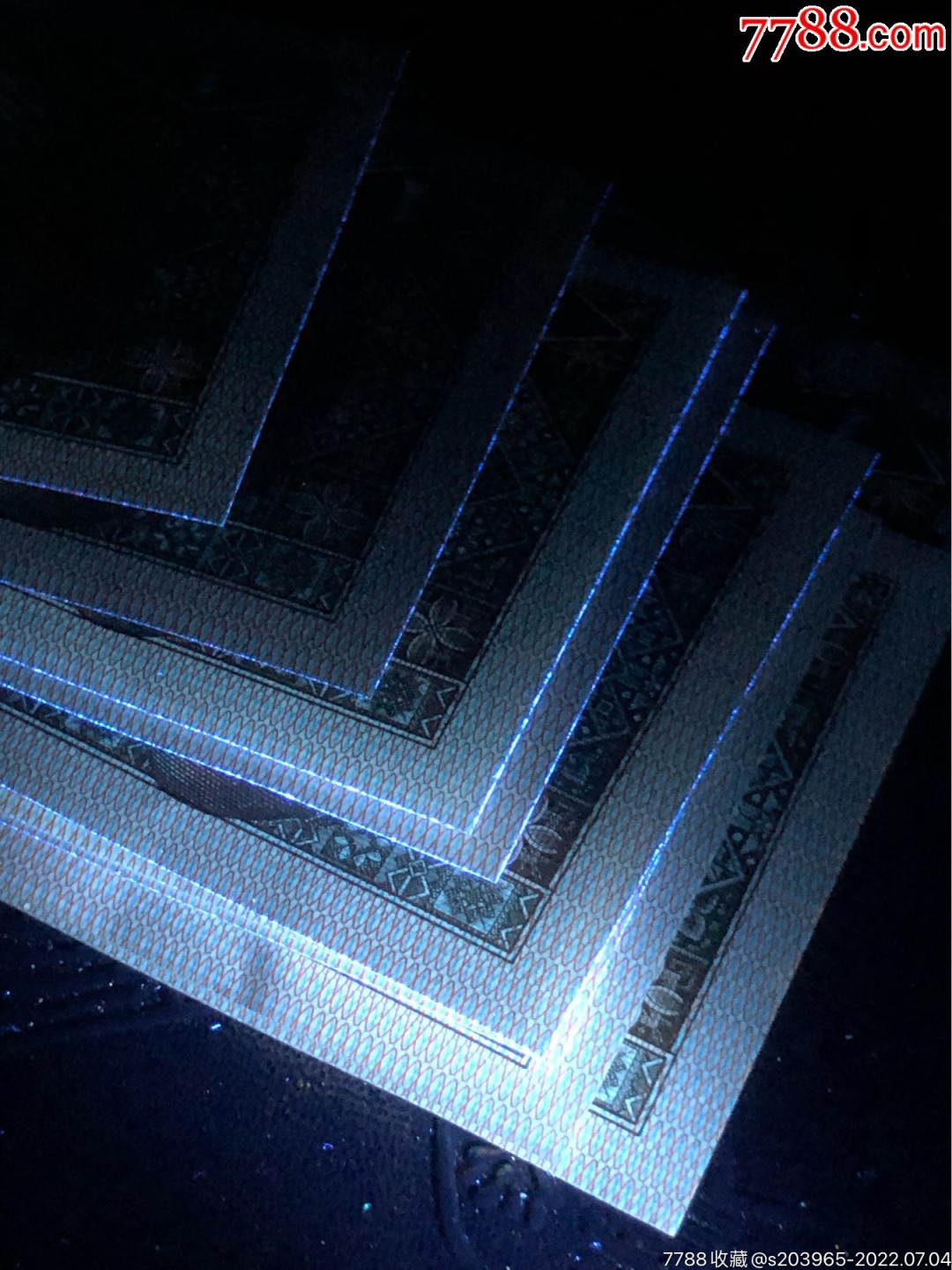 897场 8001－3爱的流星雨002边荧光，强四边荧光裸币，M8P6405002。002边荧主要在西安、北京厂个别冠个别流水，一捆中仅第2张为边荧