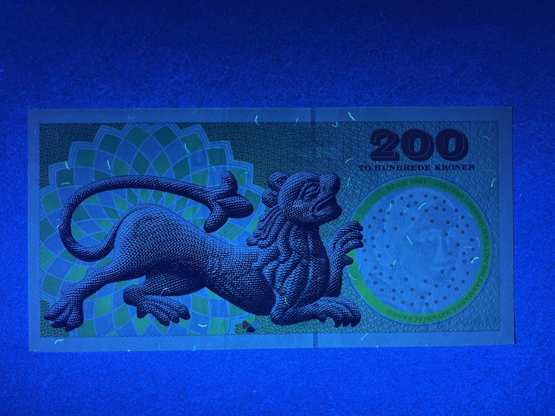 《张总收藏》65期——外币盛宴 丹麦200克朗 UNC 2004年浮雕版