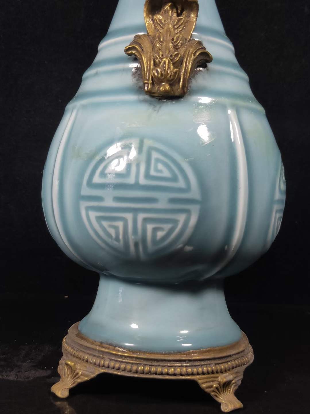 国外回流瓷器… 清代乾隆镶铜赏瓶工艺精美，器型端庄，发色纯正，完整无破损，底部带海关进出口标签