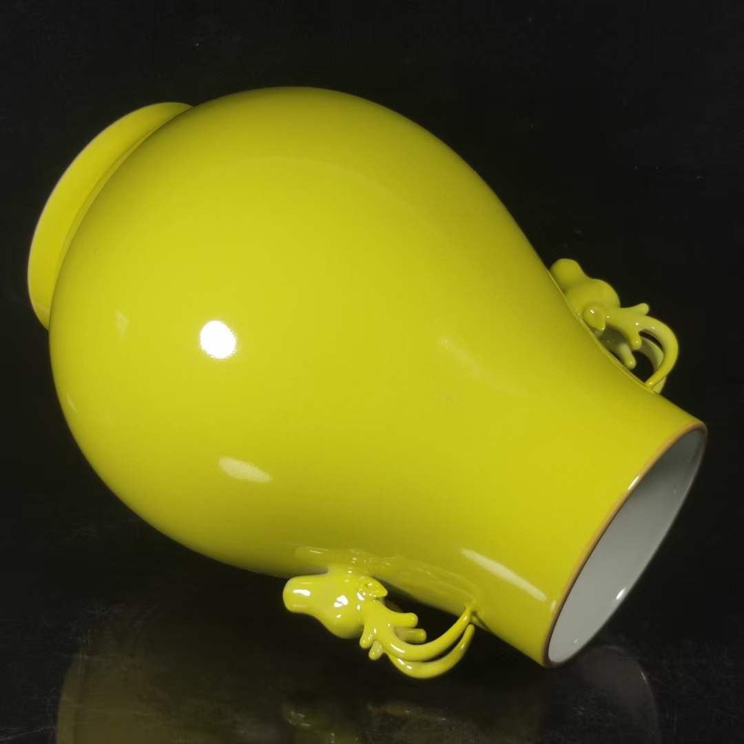 大清雍正黄釉鹿头尊瓶，工艺精美，器型端庄，发色纯正，釉色漂亮，品相如图。