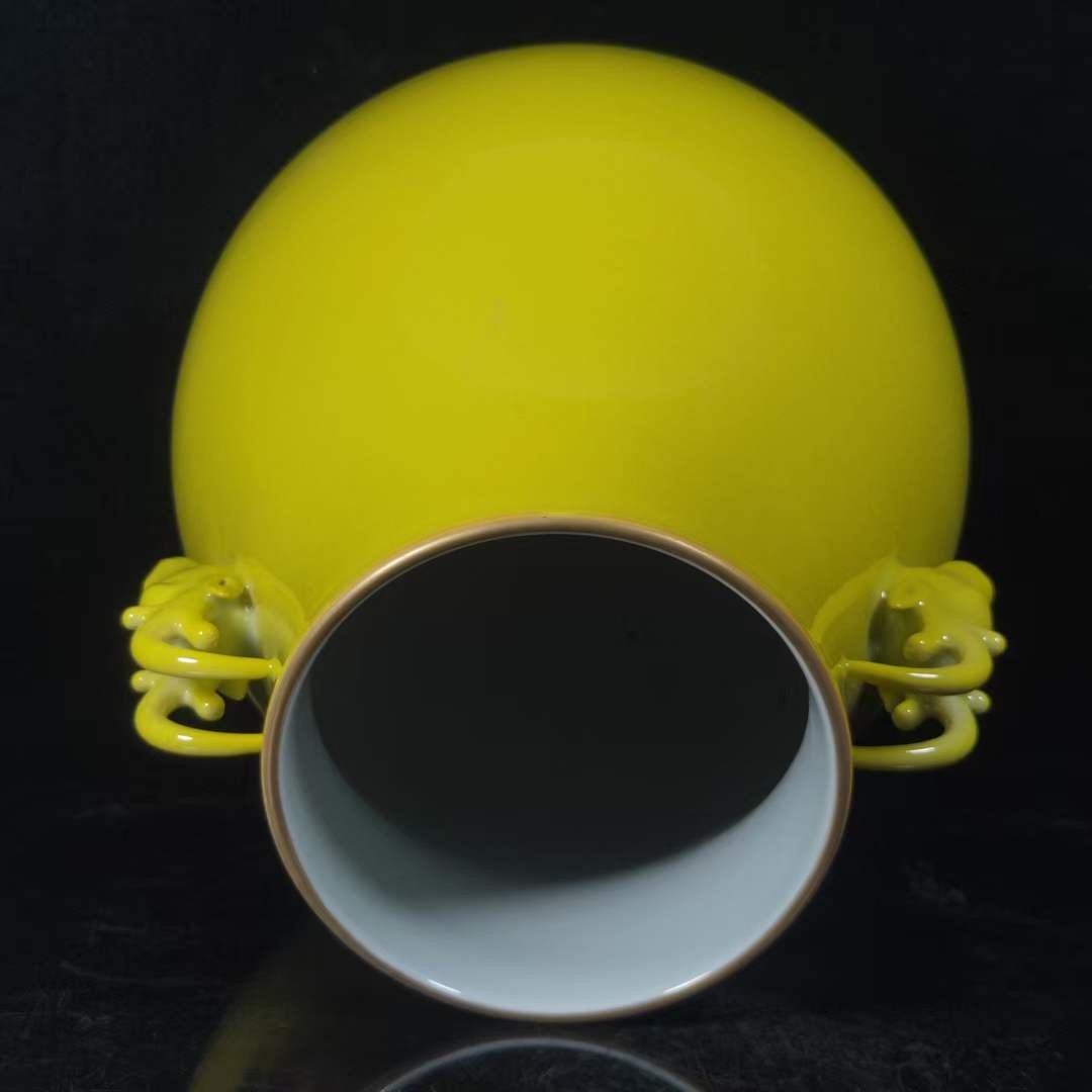 大清雍正黄釉鹿头尊瓶，工艺精美，器型端庄，发色纯正，釉色漂亮，品相如图。