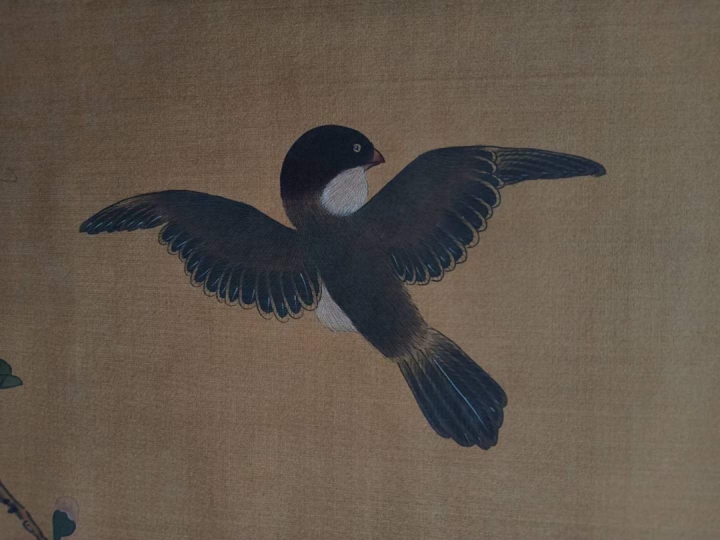 唐寅花鸟长卷，横幅绢本包手绘，实物拍摄，品相如图B250