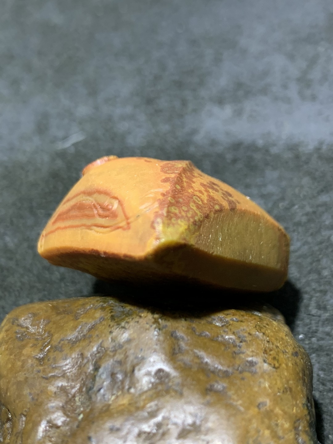 精美亚光战国红玛瑙雕刻瑞兽招财进宝吊坠一个，