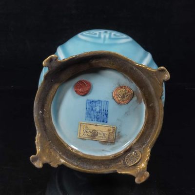 国外回流瓷器… 清代乾隆镶铜赏瓶工艺精美，器型端庄，发色纯正，完整无破损，底部带海关进出口标签 国外回流瓷器… 清代乾隆镶铜赏瓶工艺精美，器型端庄，发色纯正，完整无破损，底部带海关进出口标签