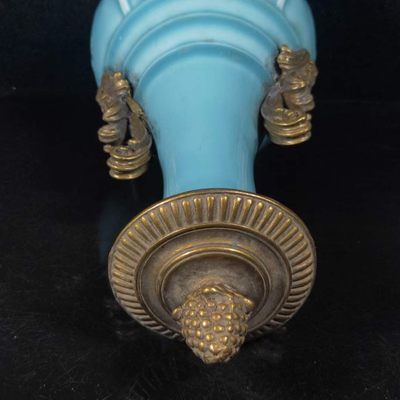 国外回流瓷器… 清代乾隆镶铜赏瓶工艺精美，器型端庄，发色纯正，完整无破损，底部带海关进出口标签 国外回流瓷器… 清代乾隆镶铜赏瓶工艺精美，器型端庄，发色纯正，完整无破损，底部带海关进出口标签