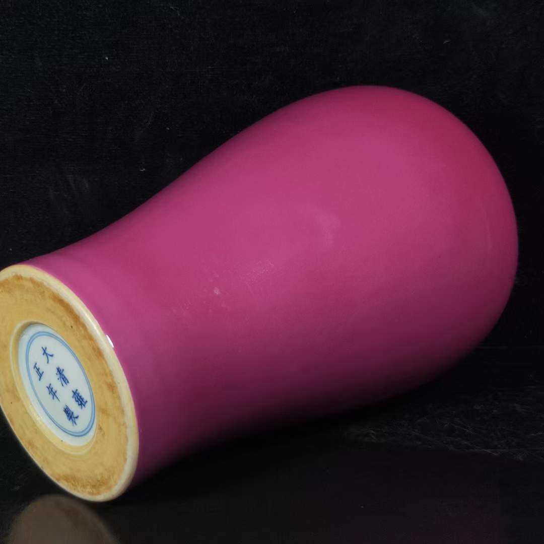 大清雍正胭脂红釉梅瓶，工艺精美，器型端庄，发色纯正，釉色漂亮，品相如图。