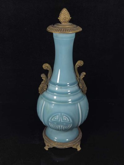 国外回流瓷器… 清代乾隆镶铜赏瓶工艺精美，器型端庄，发色纯正，完整无破损，底部带海关进出口标签 国外回流瓷器… 清代乾隆镶铜赏瓶工艺精美，器型端庄，发色纯正，完整无破损，底部带海关进出口标签