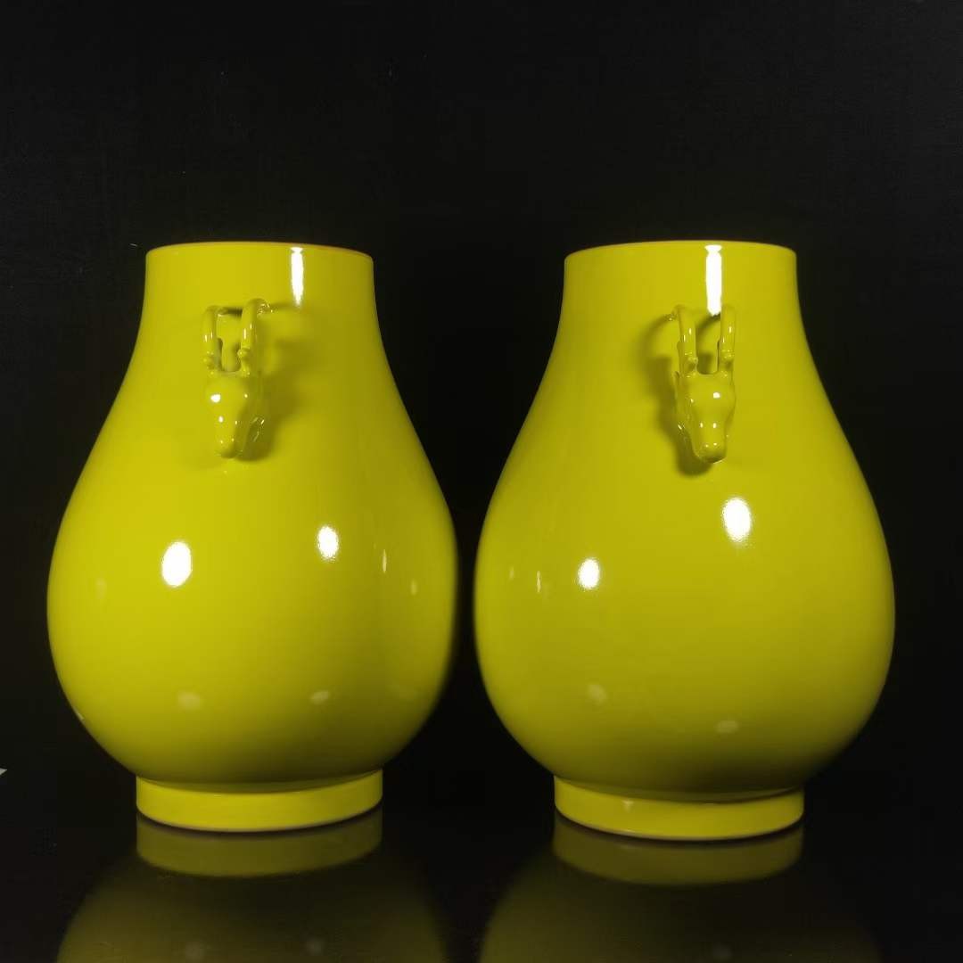 大清雍正黄釉鹿头尊瓶，工艺精美，器型端庄，发色纯正，釉色漂亮，品相如图。