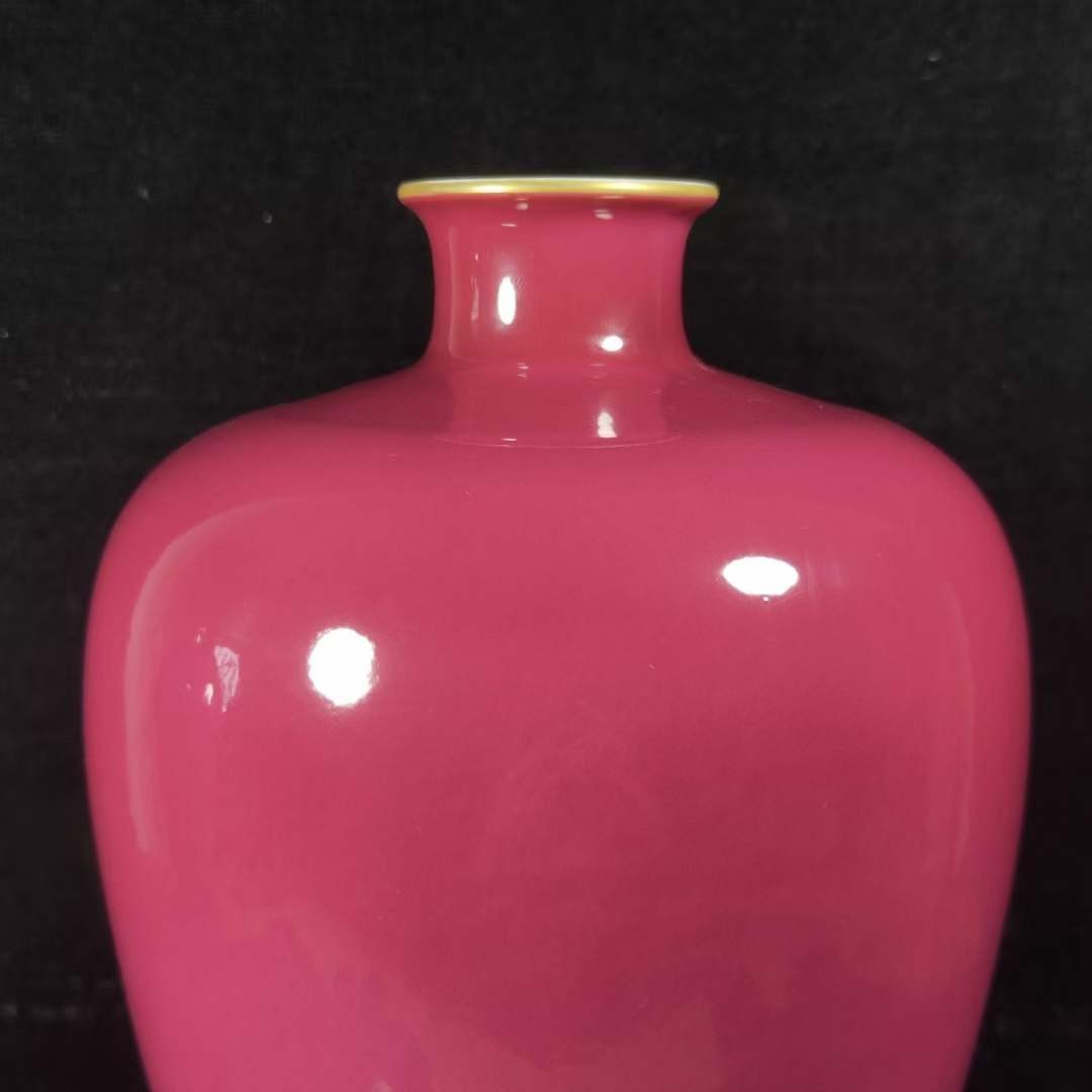 大清雍正胭脂红釉梅瓶，工艺精美，器型端庄，发色纯正，釉色漂亮，品相如图。