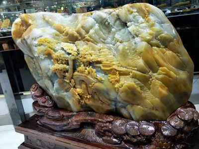 纯天然云南黄龙玉收藏级超大山水摆件《普天同庆》，眼缘聊
