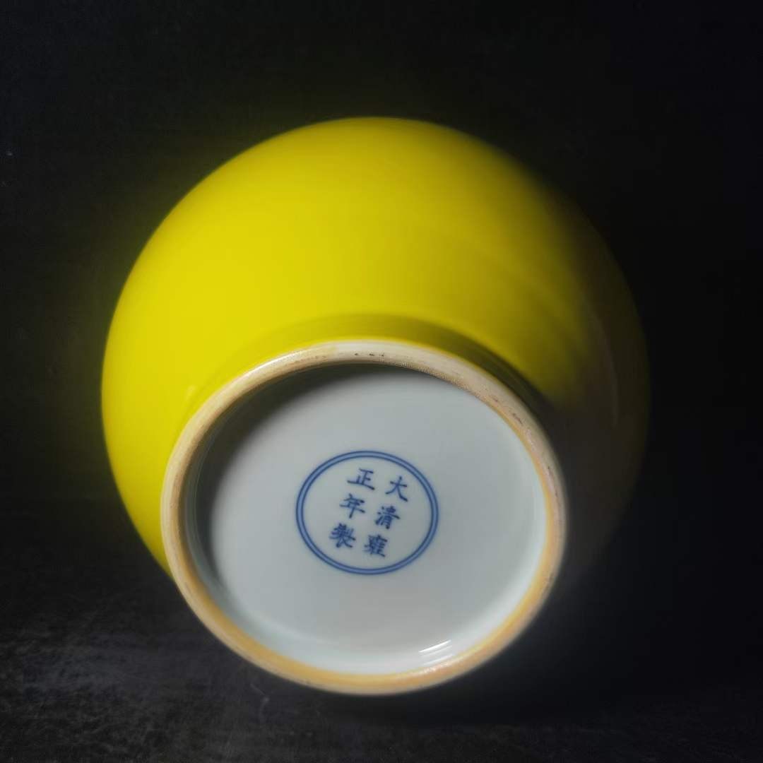 大清雍正黄釉鹿头尊瓶，工艺精美，器型端庄，发色纯正，釉色漂亮，品相如图。