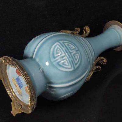 国外回流瓷器… 清代乾隆镶铜赏瓶工艺精美，器型端庄，发色纯正，完整无破损，底部带海关进出口标签 国外回流瓷器… 清代乾隆镶铜赏瓶工艺精美，器型端庄，发色纯正，完整无破损，底部带海关进出口标签