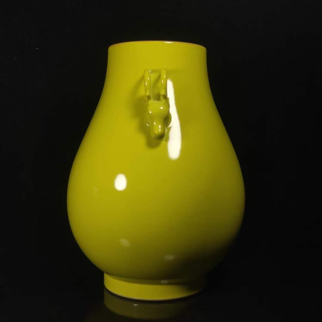 大清雍正黄釉鹿头尊瓶，工艺精美，器型端庄，发色纯正，釉色漂亮，品相如图。