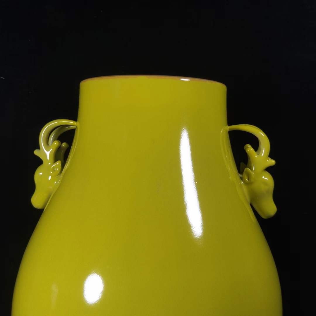 大清雍正黄釉鹿头尊瓶，工艺精美，器型端庄，发色纯正，釉色漂亮，品相如图。