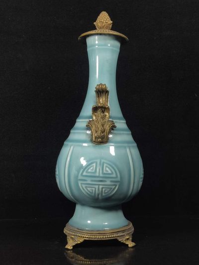 国外回流瓷器… 清代乾隆镶铜赏瓶工艺精美，器型端庄，发色纯正，完整无破损，底部带海关进出口标签 国外回流瓷器… 清代乾隆镶铜赏瓶工艺精美，器型端庄，发色纯正，完整无破损，底部带海关进出口标签