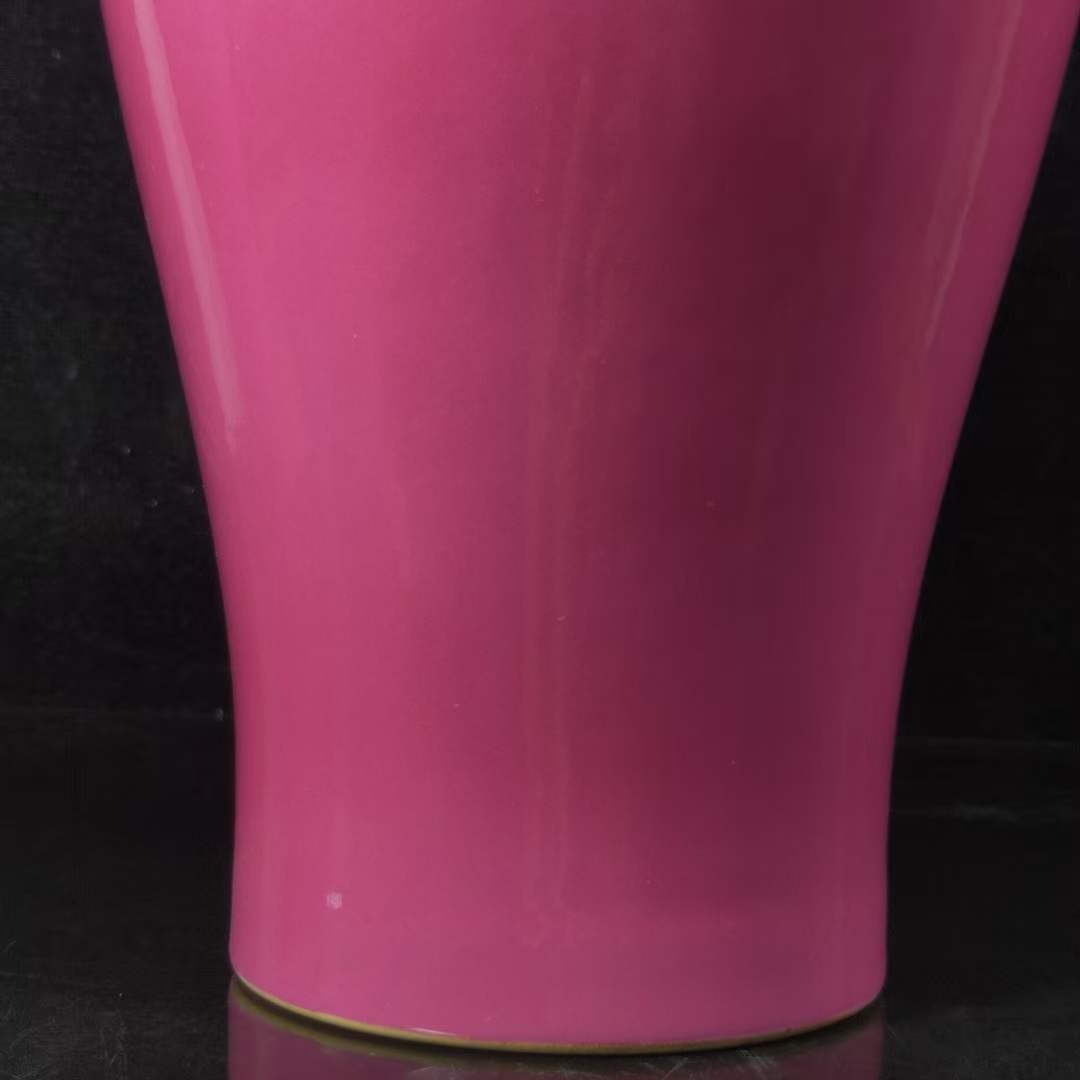 大清雍正胭脂红釉梅瓶，工艺精美，器型端庄，发色纯正，釉色漂亮，品相如图。