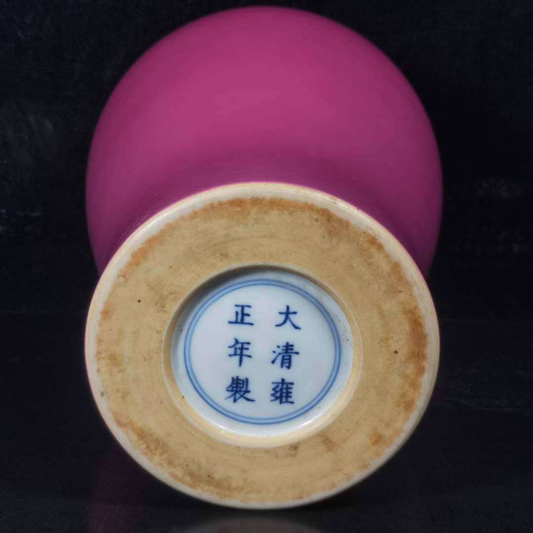 大清雍正胭脂红釉梅瓶，工艺精美，器型端庄，发色纯正，釉色漂亮，品相如图。