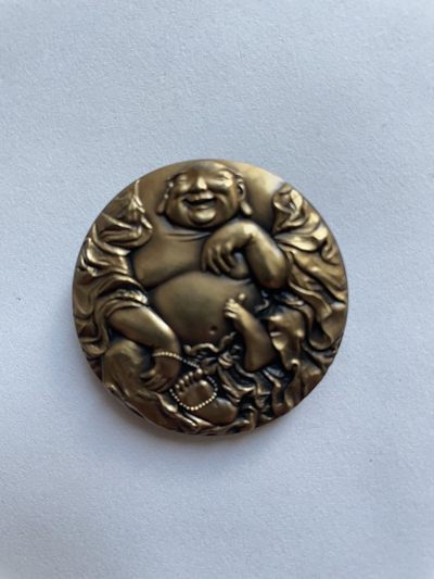 喜欢的朋友可以参与一下 - 沈阳造币厂布袋和尚纪念章直径45带证书