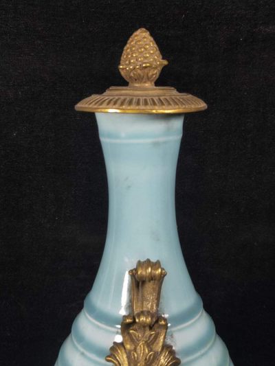 国外回流瓷器… 清代乾隆镶铜赏瓶工艺精美，器型端庄，发色纯正，完整无破损，底部带海关进出口标签 国外回流瓷器… 清代乾隆镶铜赏瓶工艺精美，器型端庄，发色纯正，完整无破损，底部带海关进出口标签