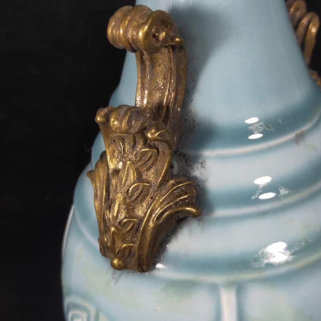 国外回流瓷器… 清代乾隆镶铜赏瓶工艺精美，器型端庄，发色纯正，完整无破损，底部带海关进出口标签