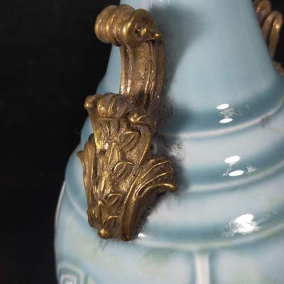 国外回流瓷器… 清代乾隆镶铜赏瓶工艺精美，器型端庄，发色纯正，完整无破损，底部带海关进出口标签 国外回流瓷器… 清代乾隆镶铜赏瓶工艺精美，器型端庄，发色纯正，完整无破损，底部带海关进出口标签