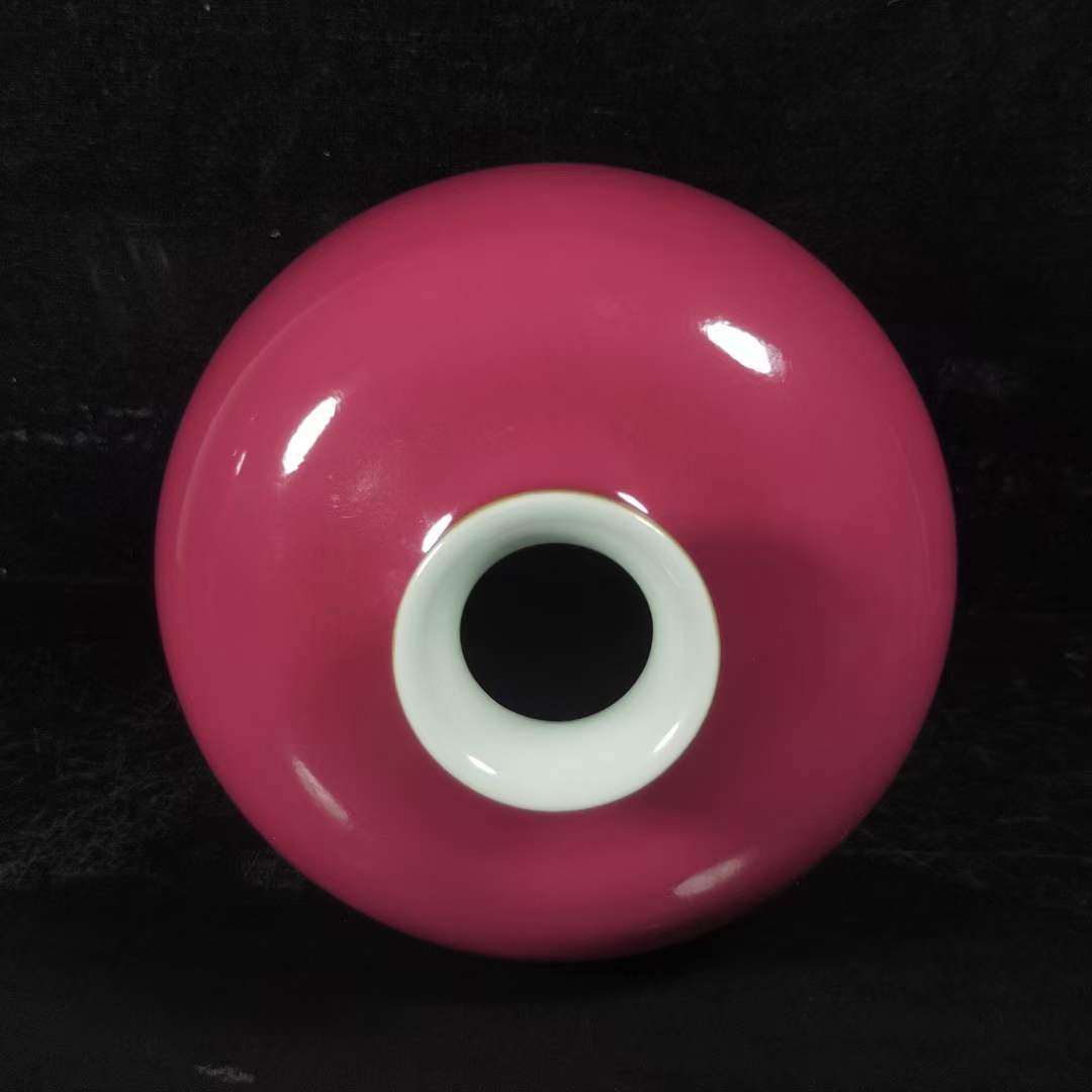 大清雍正胭脂红釉梅瓶，工艺精美，器型端庄，发色纯正，釉色漂亮，品相如图。