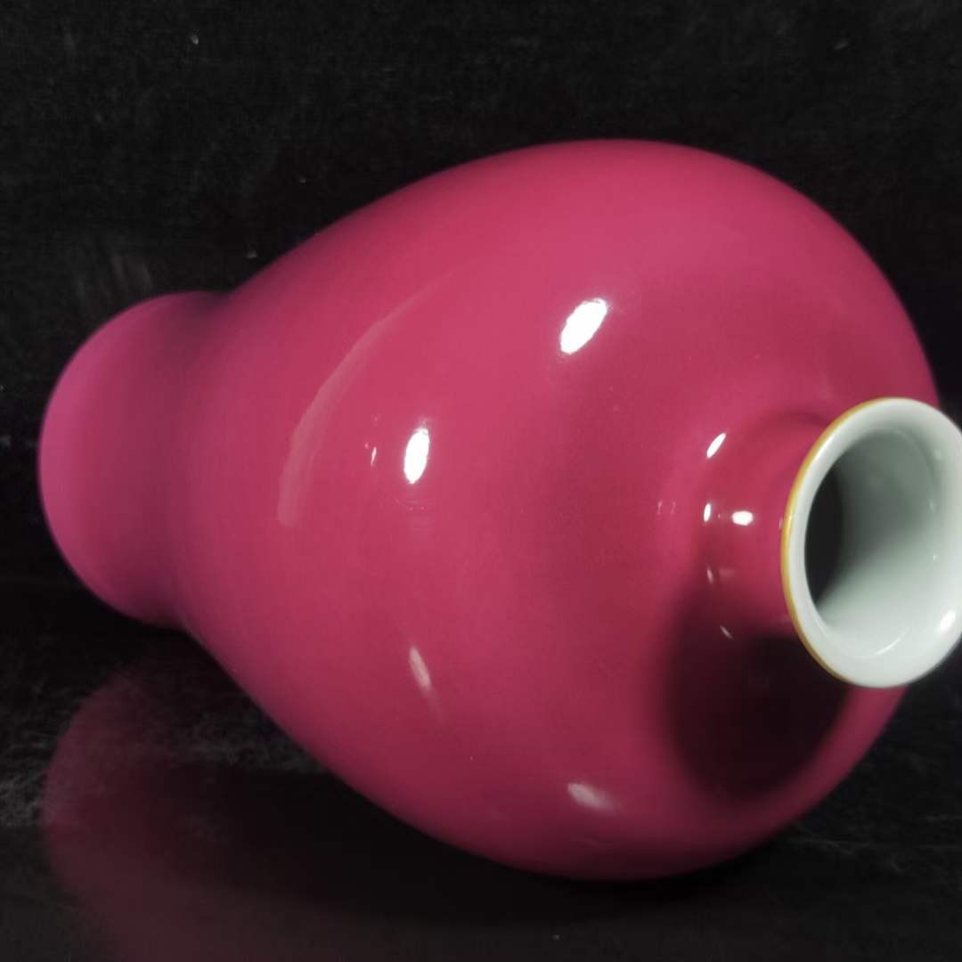 大清雍正胭脂红釉梅瓶，工艺精美，器型端庄，发色纯正，釉色漂亮，品相如图。
