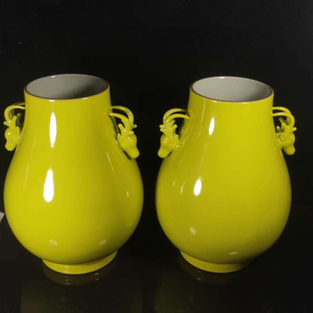 大清雍正黄釉鹿头尊瓶，工艺精美，器型端庄，发色纯正，釉色漂亮，品相如图。