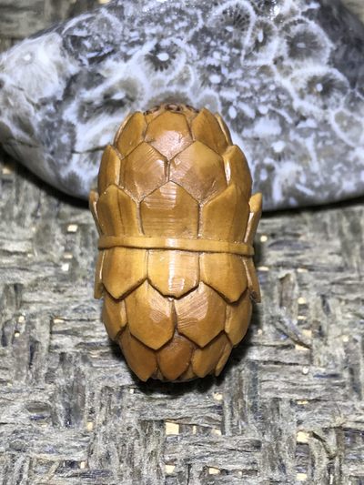 精美手工雕刻橄榄核双面莲花一颗。（寓意，合心合意） - 精美手工雕刻橄榄核双面莲花一颗。（寓意，合心合意）