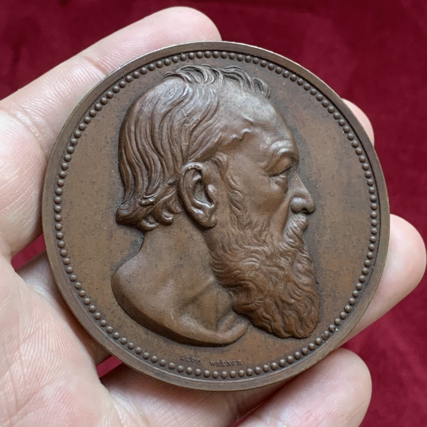 《竞宝斋》第77场-本周日，周一，周四3场拍卖（全场不限金额包邮） 1881年比利时作家亨德里克铜章，直径60mm，重量101g。