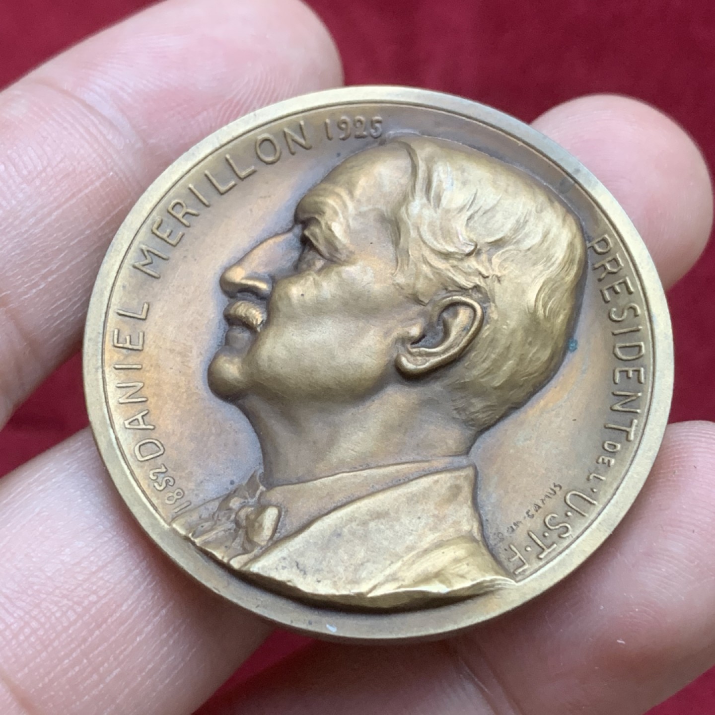 《竞宝斋》第77场-本周日，周一，周四3场拍卖（全场不限金额包邮） 法国1928年 凡尔赛国立射击场 纪念铜章，人物面弧形底板弧形 高浮雕设计