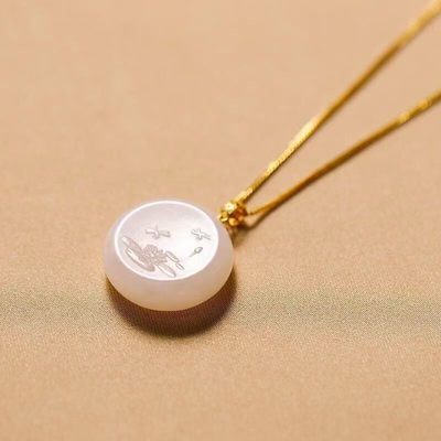 和田玉藕粉吊坠纯银包金镶嵌精致小圆牌金镶玉吊坠蜻蜓荷花图 - 和田玉藕粉吊坠纯银包金镶嵌精致小圆牌金镶玉吊坠蜻蜓荷花图