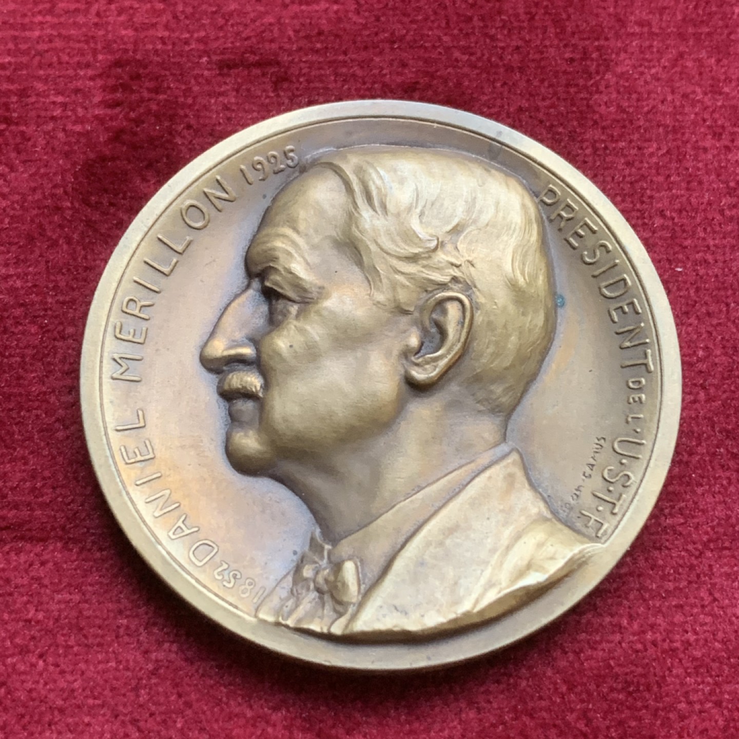 《竞宝斋》第77场-本周日，周一，周四3场拍卖（全场不限金额包邮） 法国1928年 凡尔赛国立射击场 纪念铜章，人物面弧形底板弧形 高浮雕设计