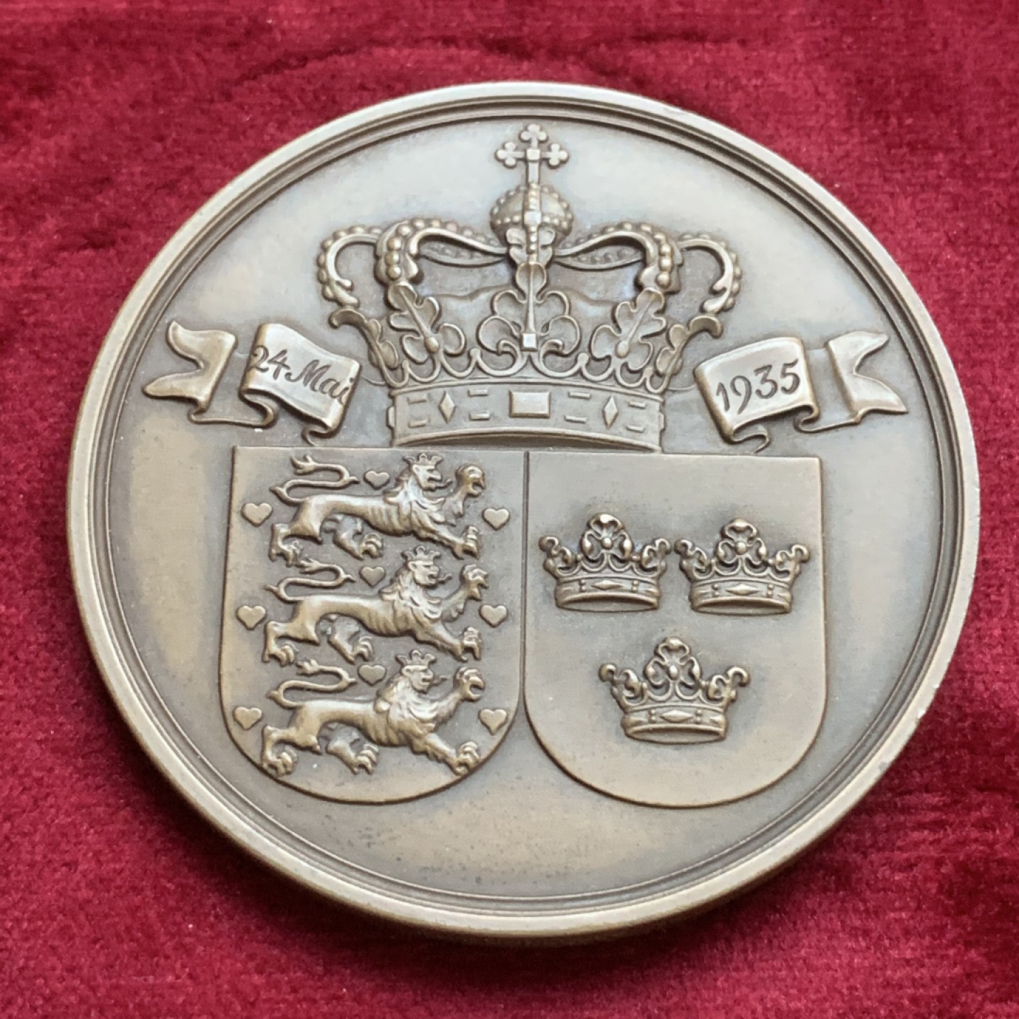 《竞宝斋》第77场-本周日，周一，周四3场拍卖（全场不限金额包邮） 1935年丹麦王子弗里德里克结婚纪念铜章，直径60mm，重量68.5g，纹章、皇冠非常漂亮。