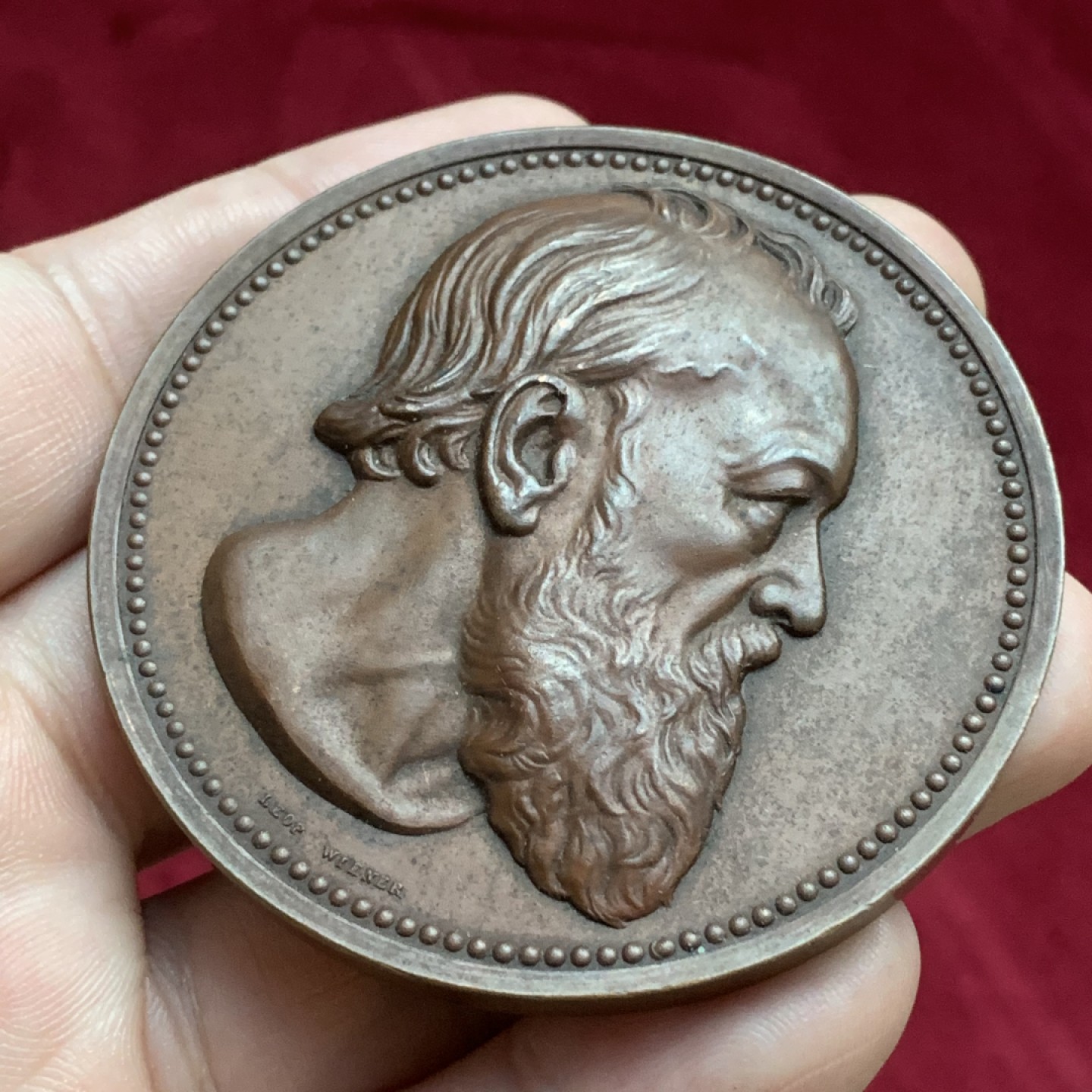 《竞宝斋》第77场-本周日，周一，周四3场拍卖（全场不限金额包邮） 1881年比利时作家亨德里克铜章，直径60mm，重量101g。